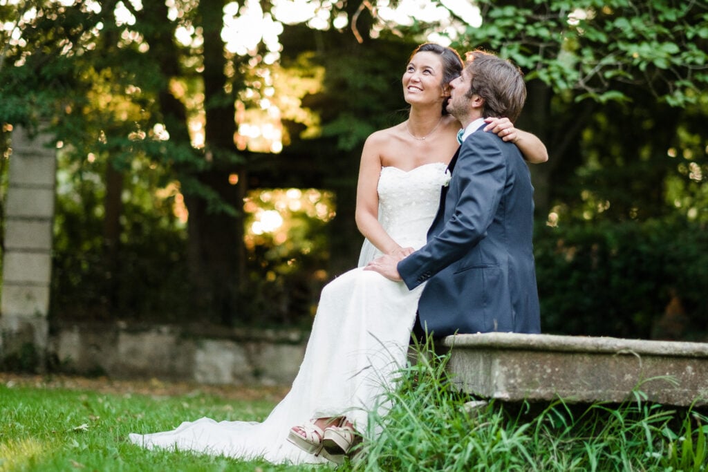Comment être à l’aise sur ses photos de mariage ? Les mariés partagent un rire, une façon d’être à l’aise devant l’objectif