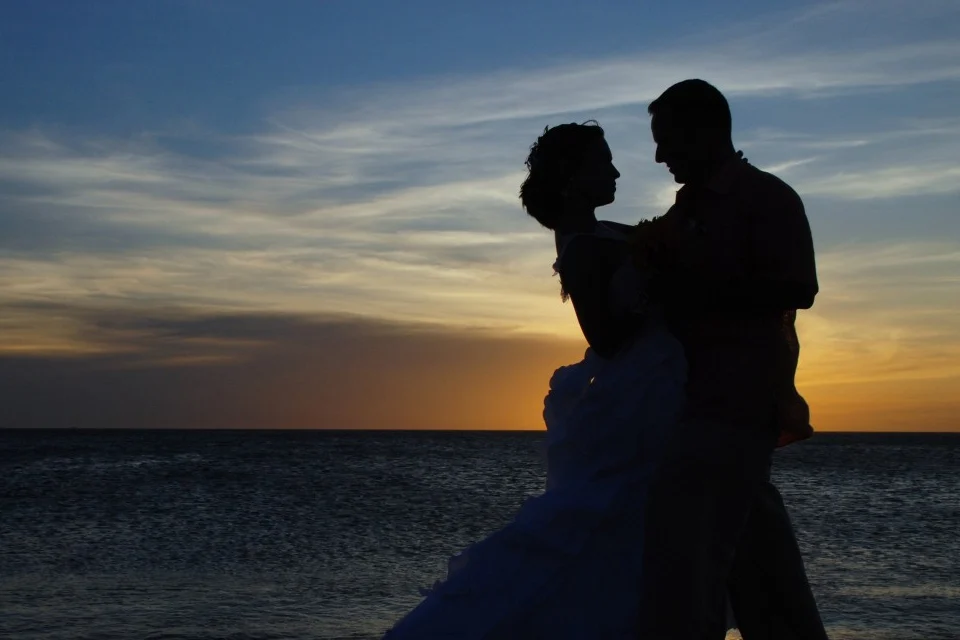 Silhouettes des mariés face au coucher de soleil sur la côte landaise