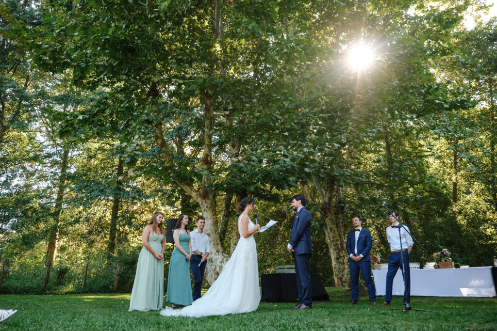 Mariage aux Collines Iduki Les mariés échangent leurs vœux pendant une cérémonie laïque dans un jardin arboré.