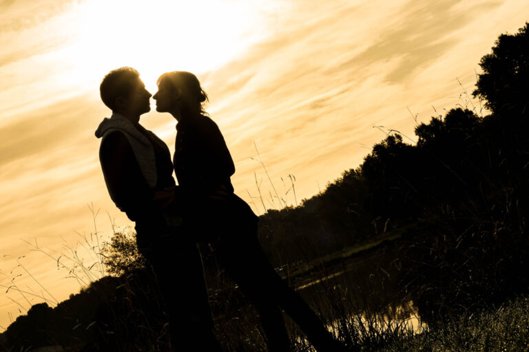 Silhouette d’un couple devant un ciel doré
