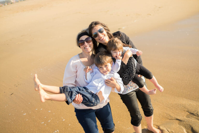 Parents et enfants réunis dans les dunes
