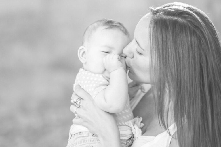 Une mère et son bébé dans un portrait en noir et blanc