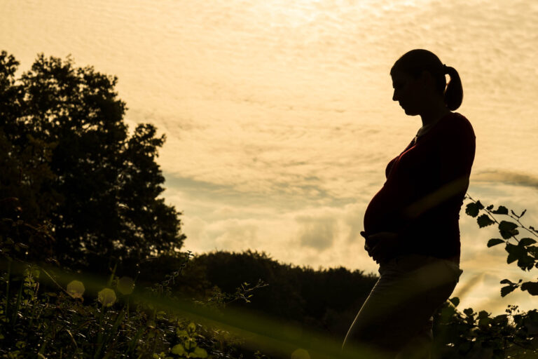 Silhouette d’une femme enceinte au coucher du soleil
