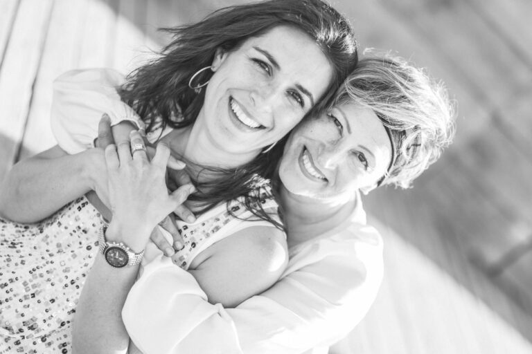 Une mère et son enfant allongés ensemble, en noir et blanc