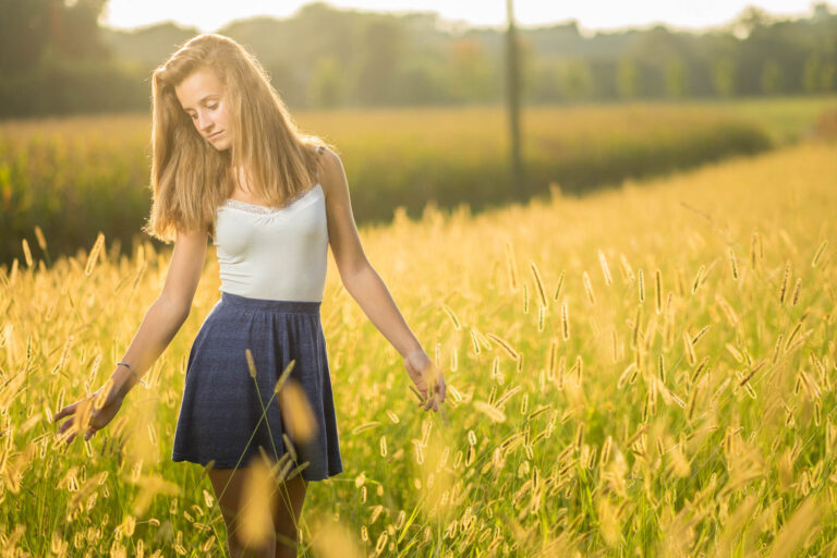 Une jeune fille marche dans les hautes herbes