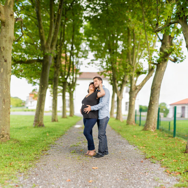 Un couple dans une allée bordée d’arbres