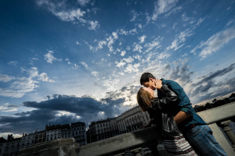 Un couple s’embrasse devant un paysage de montagne