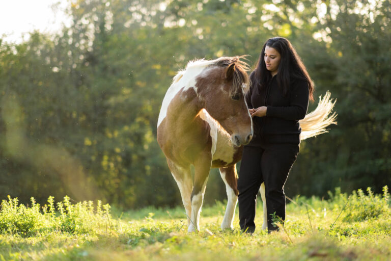 Un couple s’embrasse dans une prairie