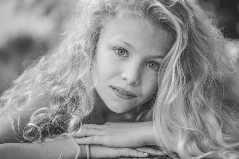 Portrait rapproché d’une enfant, en noir et blanc