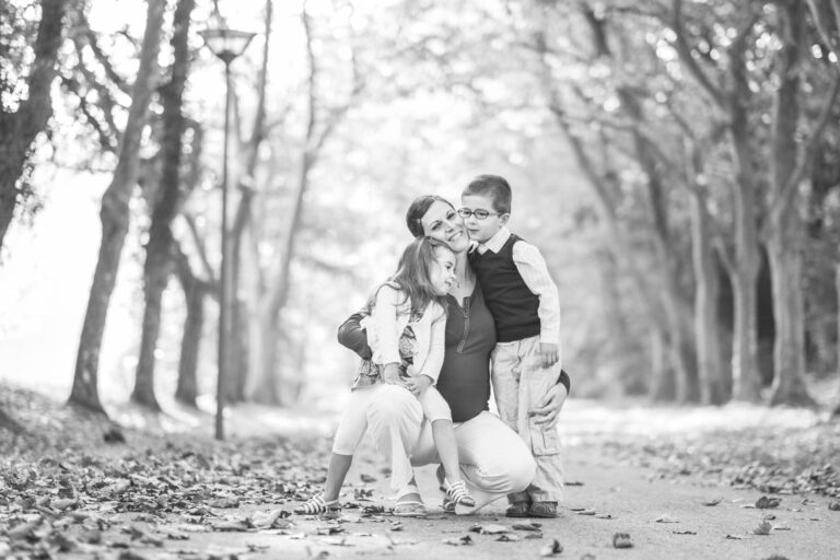 Un couple marche entre les arbres, en noir et blanc