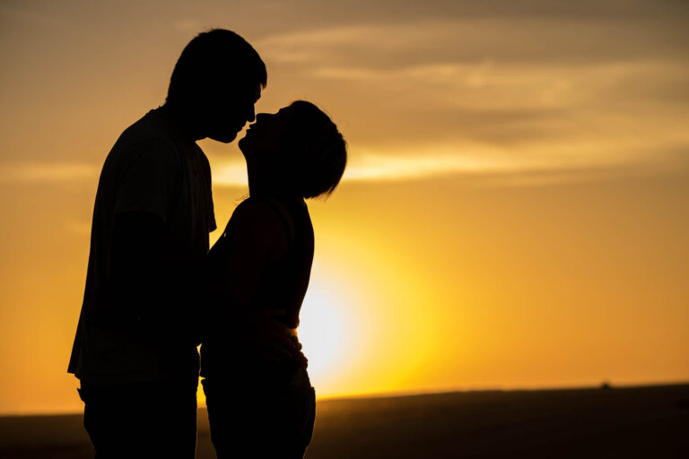 Silhouettes d’un couple face au coucher du soleil