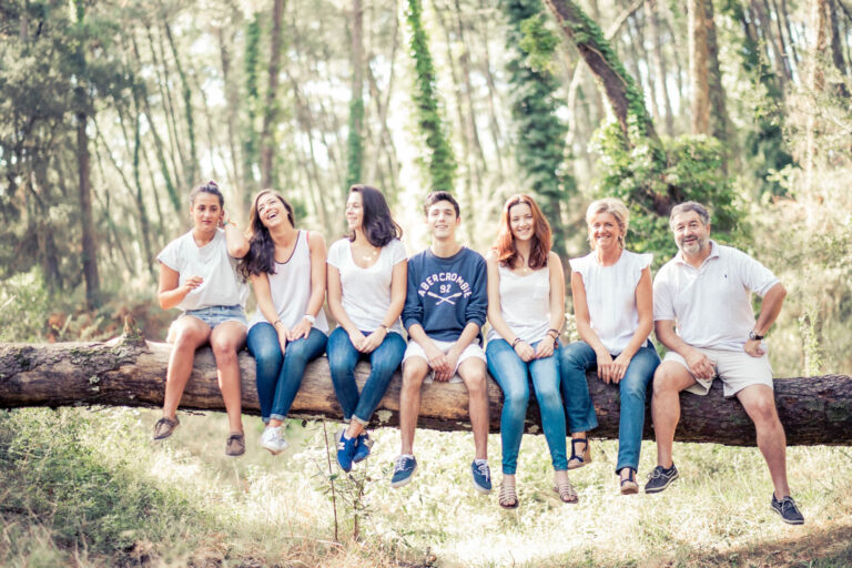 Une grande famille réunie dans un sous-bois