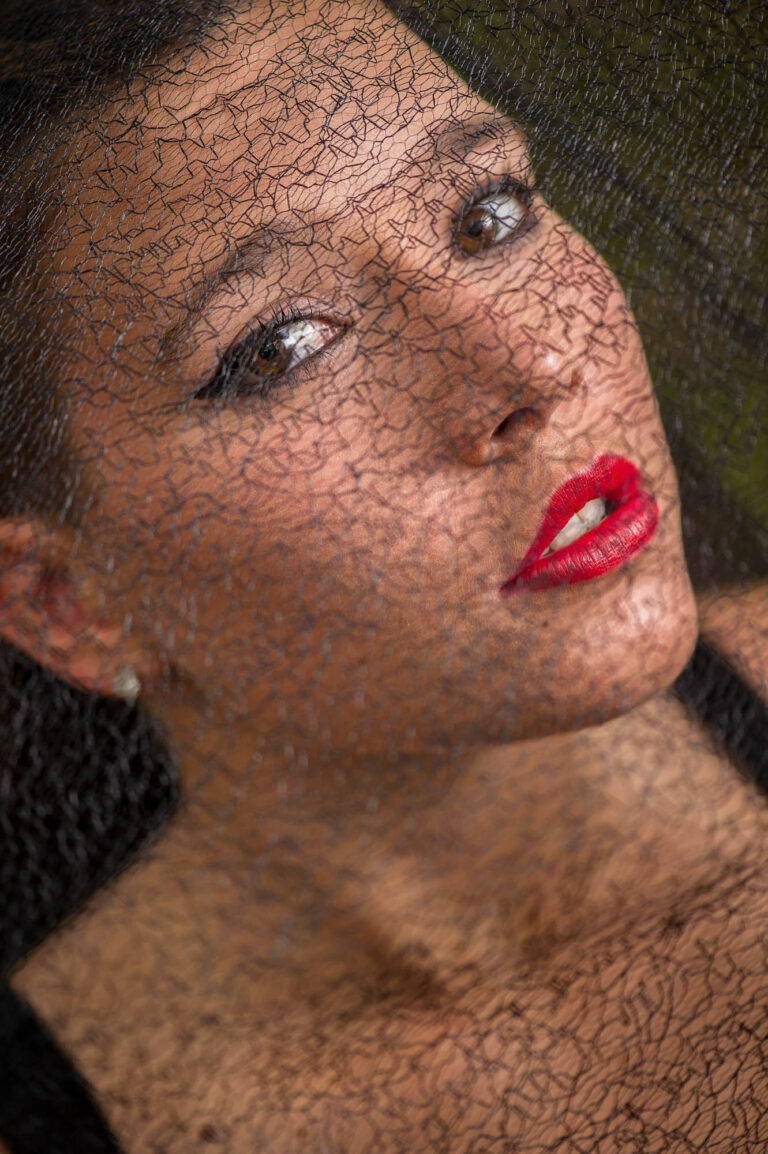 Portrait rapproché d’une femme au rouge à lèvres rouge