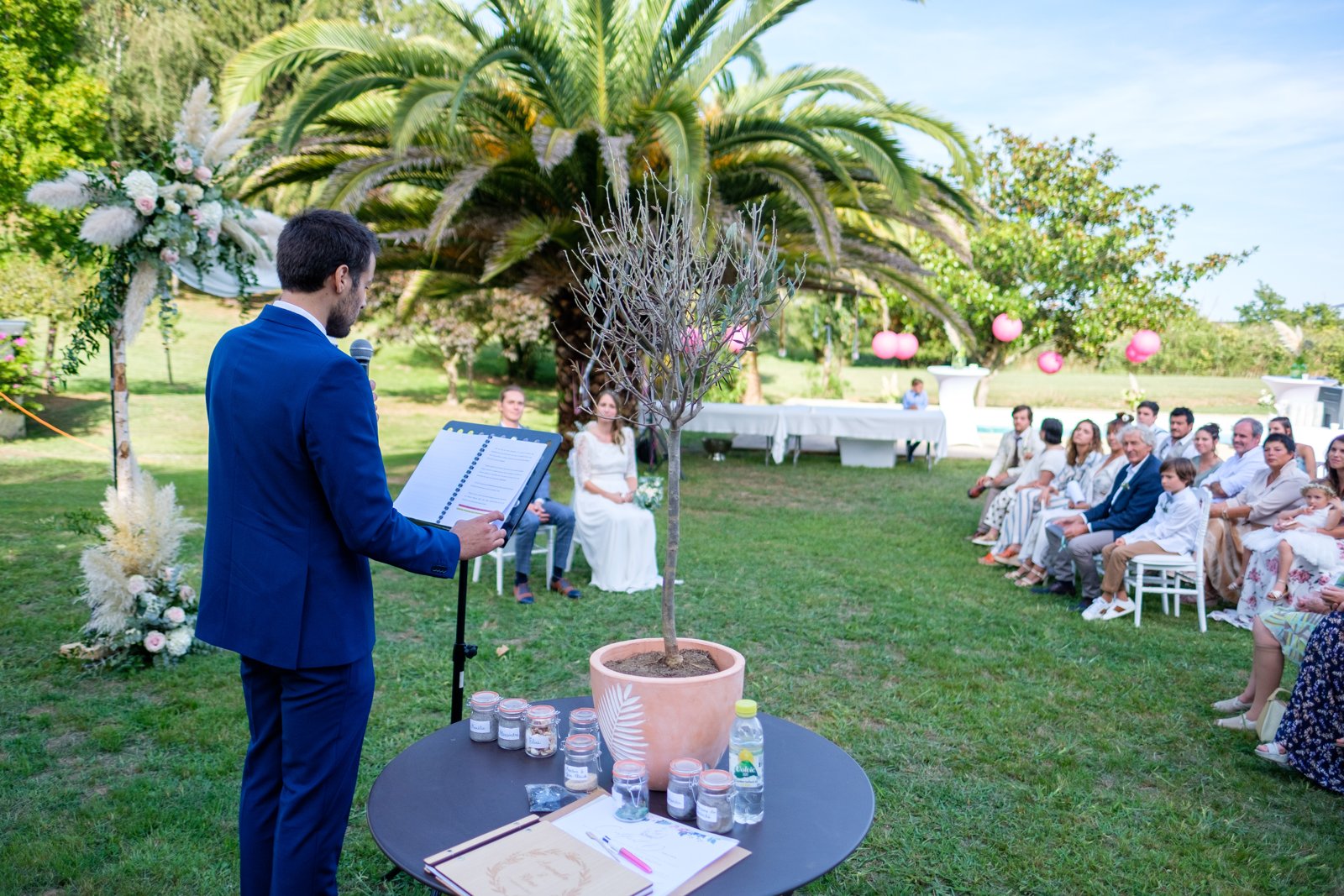 Reportages de mariage Pays Basque & Landes Rémi pendant la cérémonie en plein air