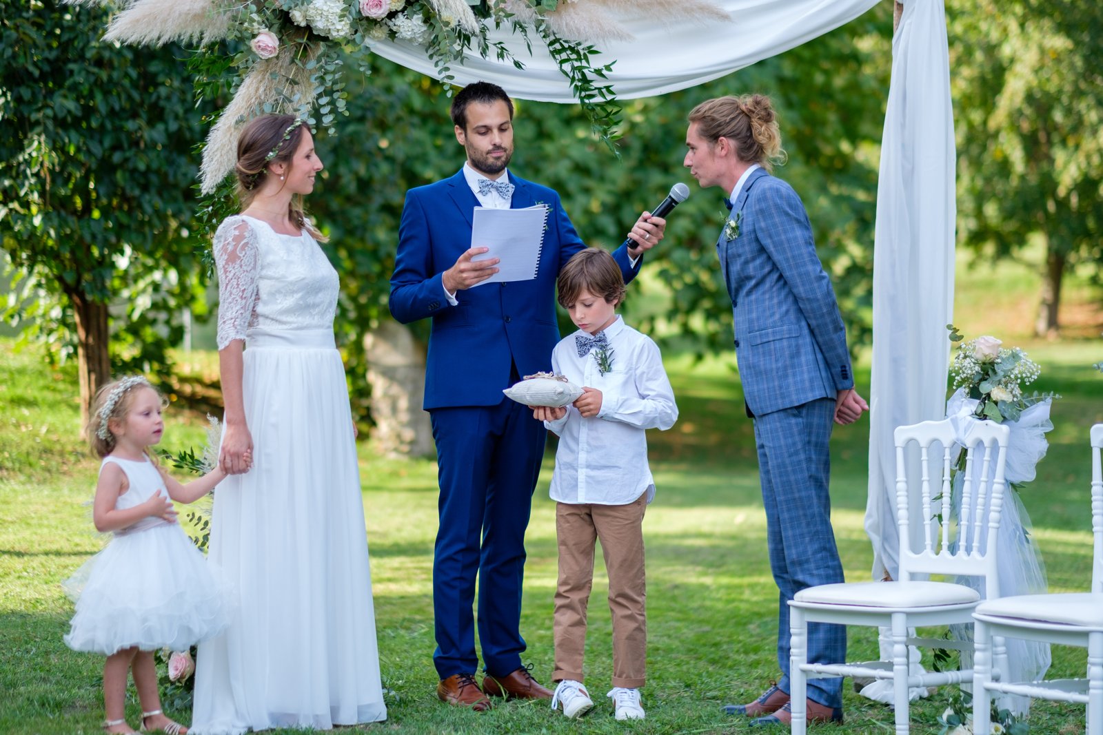 Reportages de mariage Pays Basque & Landes Les mariés et leurs proches sous l’arche