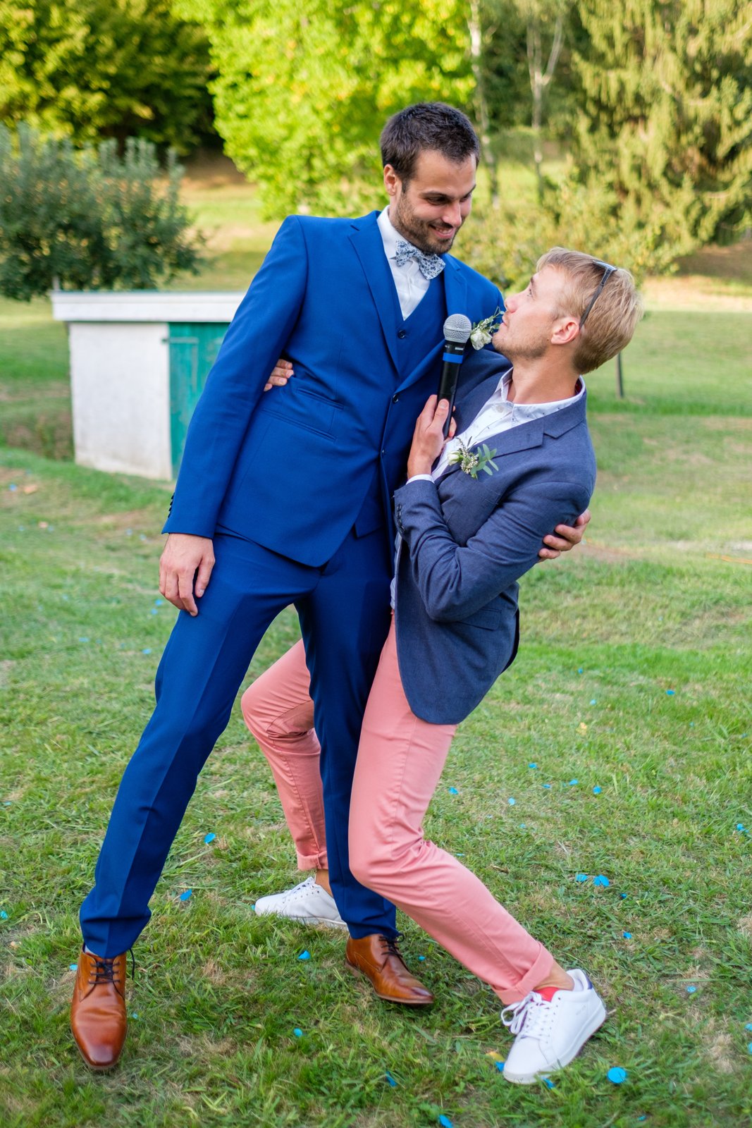 Reportages de mariage Pays Basque & Landes Rémi et un jeune invité pendant les photos de groupe