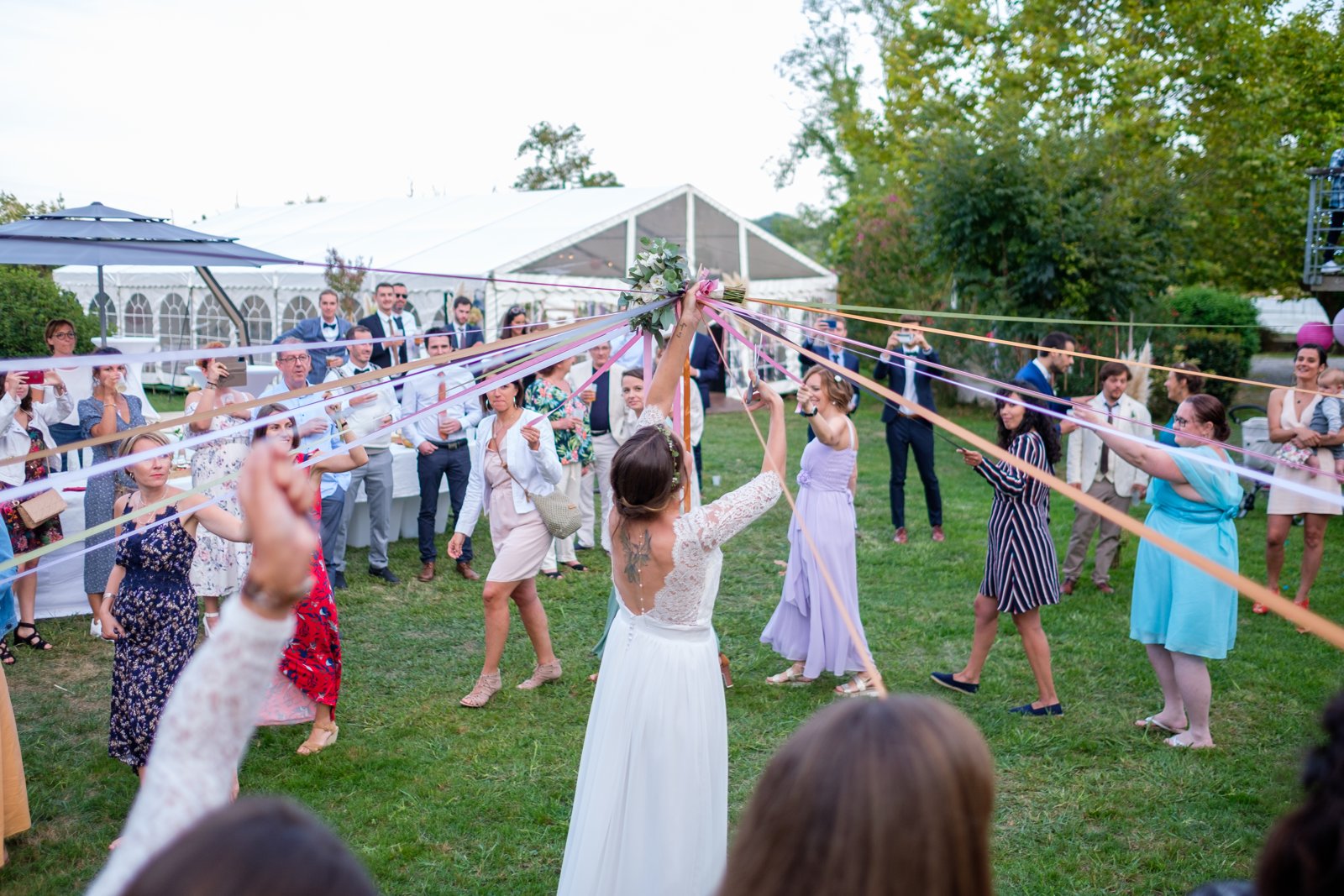 Reportages de mariage Pays Basque & Landes Le jeu des rubans pendant le mariage d’Amanda et Rémi