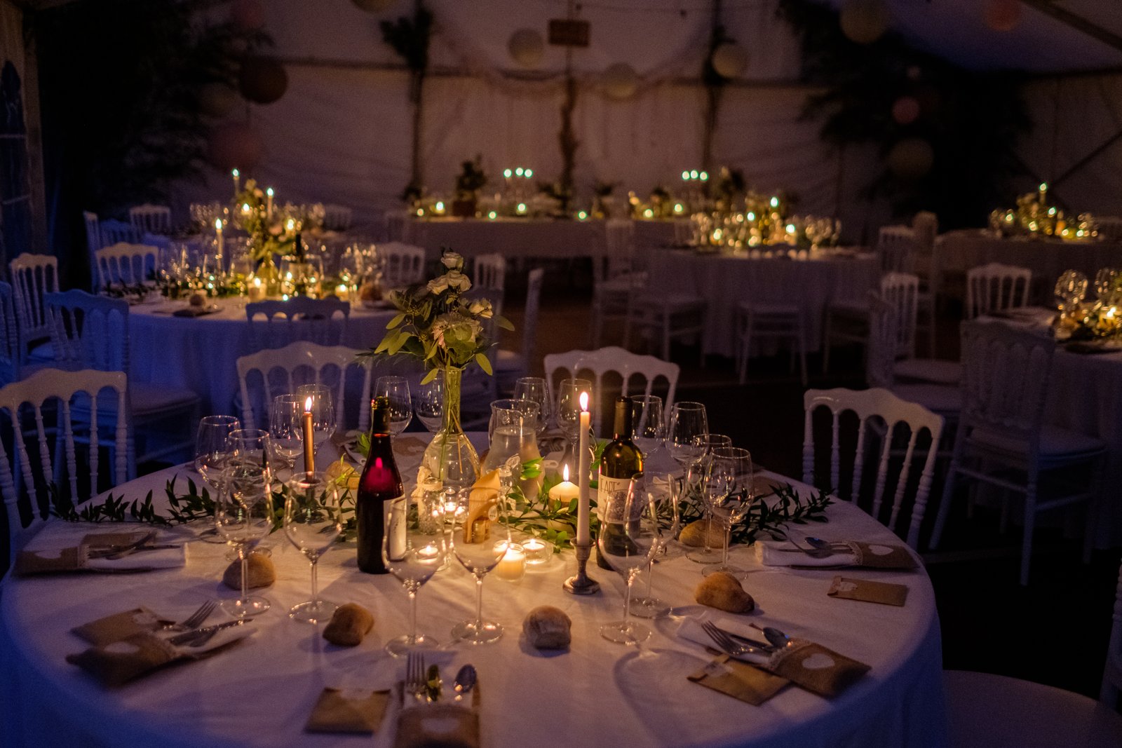 Reportages de mariage Pays Basque & Landes Les tables de réception éclairées aux bougies