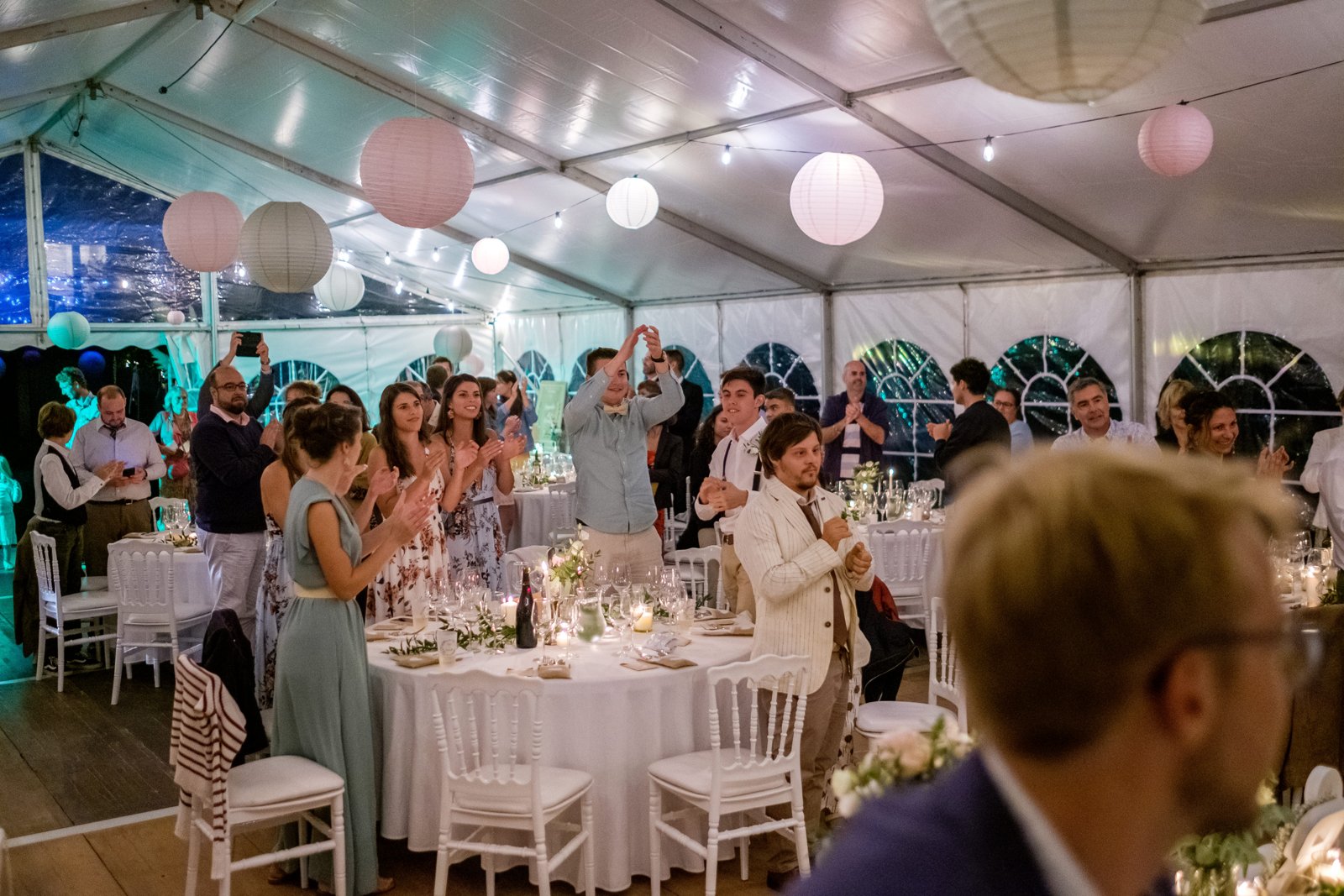 Reportages de mariage Pays Basque & Landes Les invités réunis pour le dîner de mariage