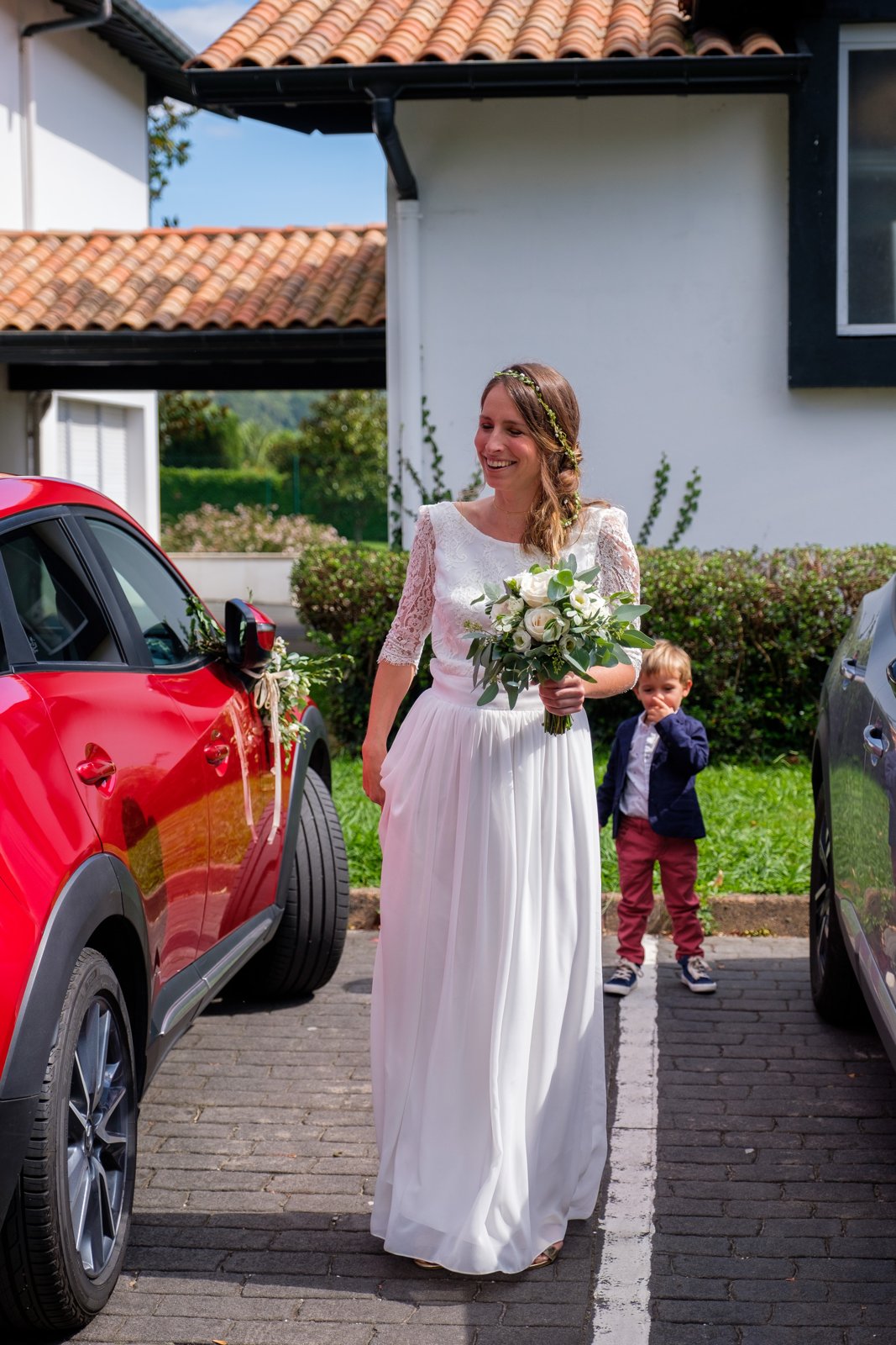 Reportages de mariage Pays Basque & Landes Amanda arrive pour la cérémonie civile