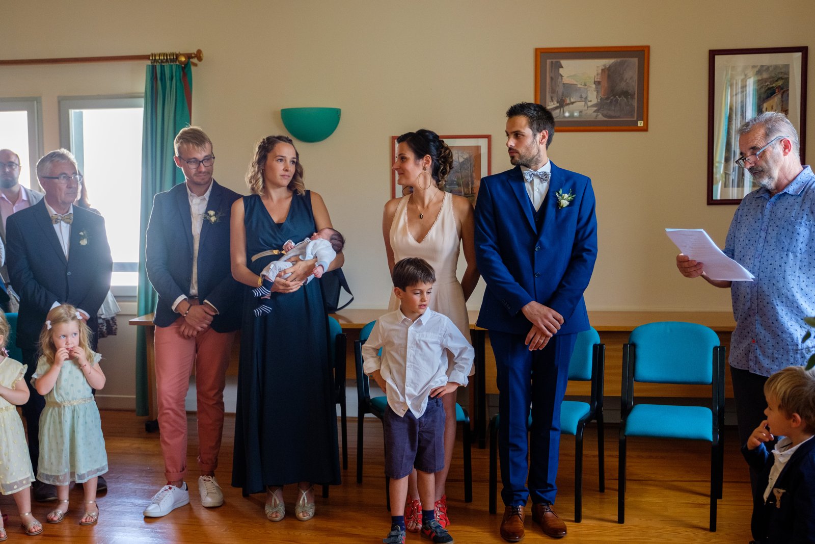 Reportages de mariage Pays Basque & Landes Les mariés et leurs proches à la mairie