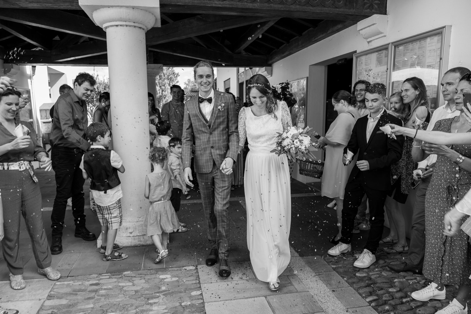 Reportages de mariage Pays Basque & Landes La sortie de la cérémonie civile en noir et blanc