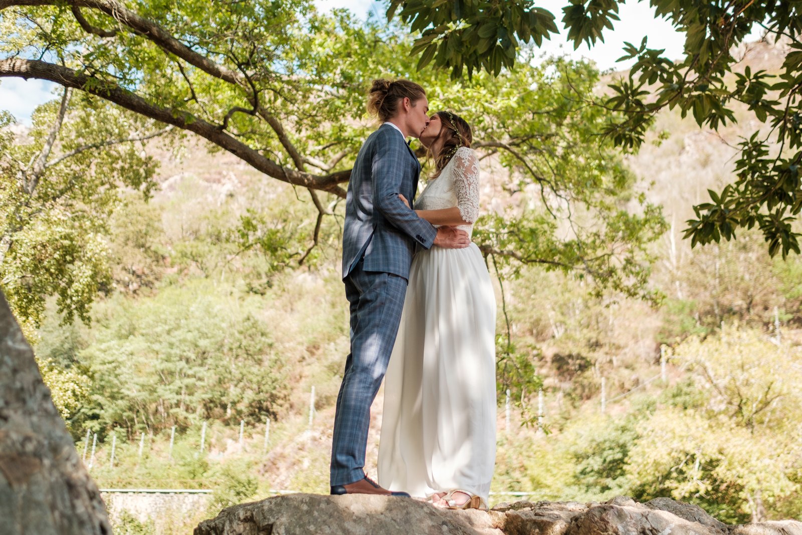Reportages de mariage Pays Basque & Landes Amanda et Rémi enlacés pendant leur séance de couple