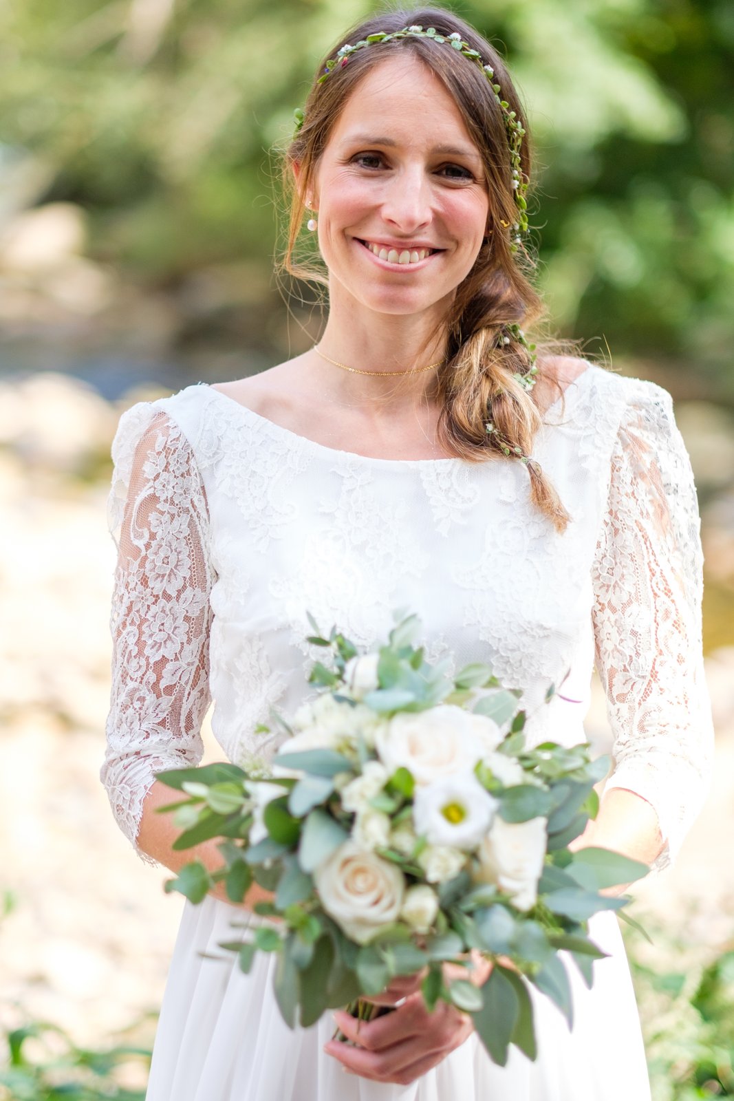 Reportages de mariage Pays Basque & Landes Portrait d’Amanda avec son bouquet