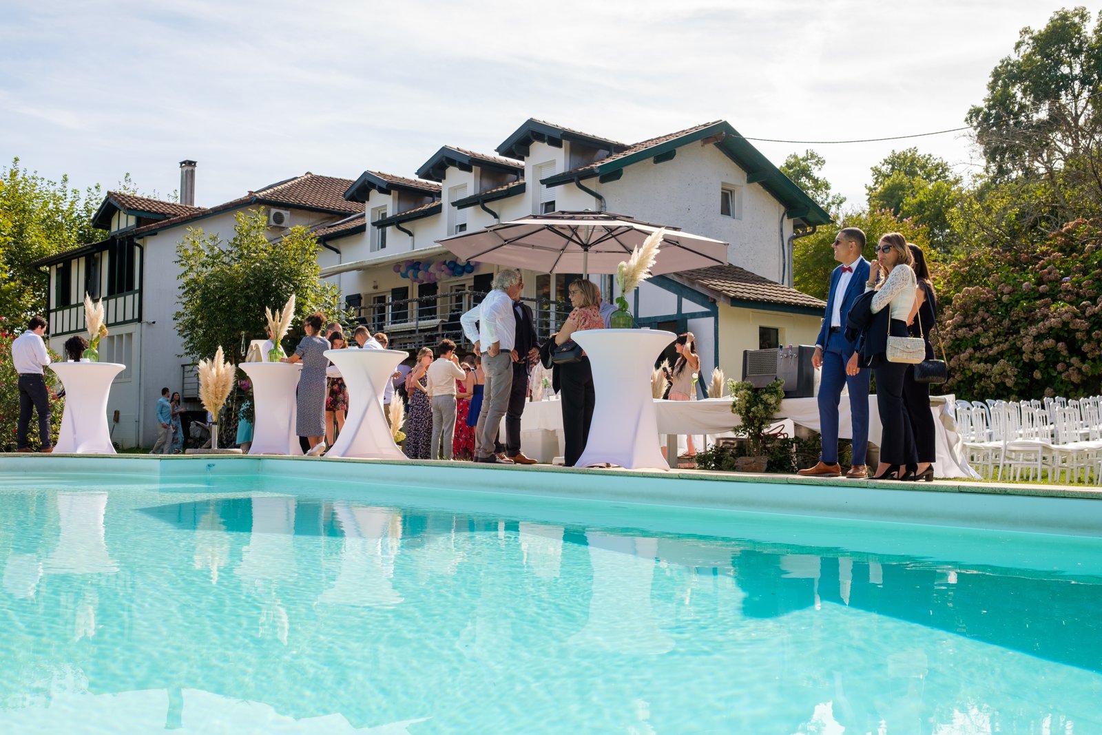 Reportages de mariage Pays Basque & Landes Le lieu de réception et la piscine