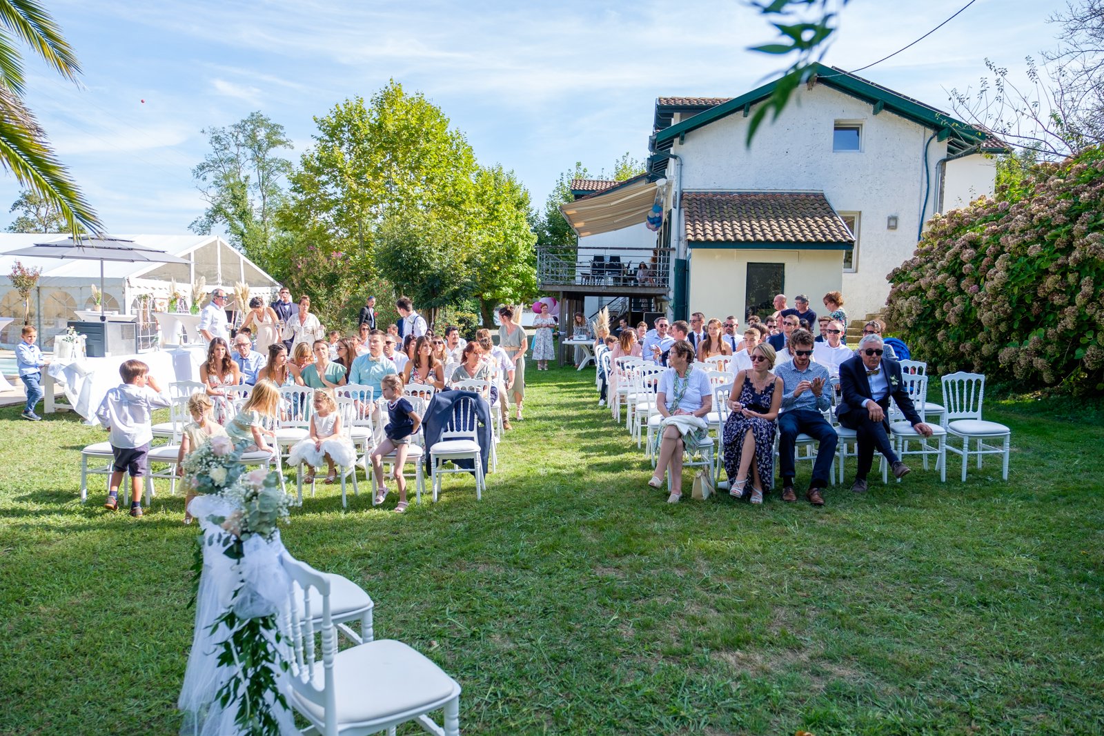 Reportages de mariage Pays Basque & Landes Les invités installés pour la cérémonie en plein air