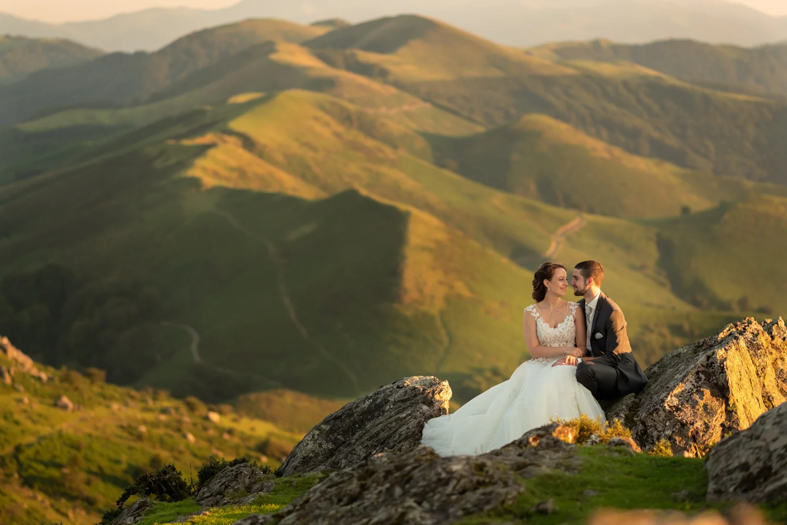 Séance de couple au sommet d'une montagne du Pays Basque au crépuscule
