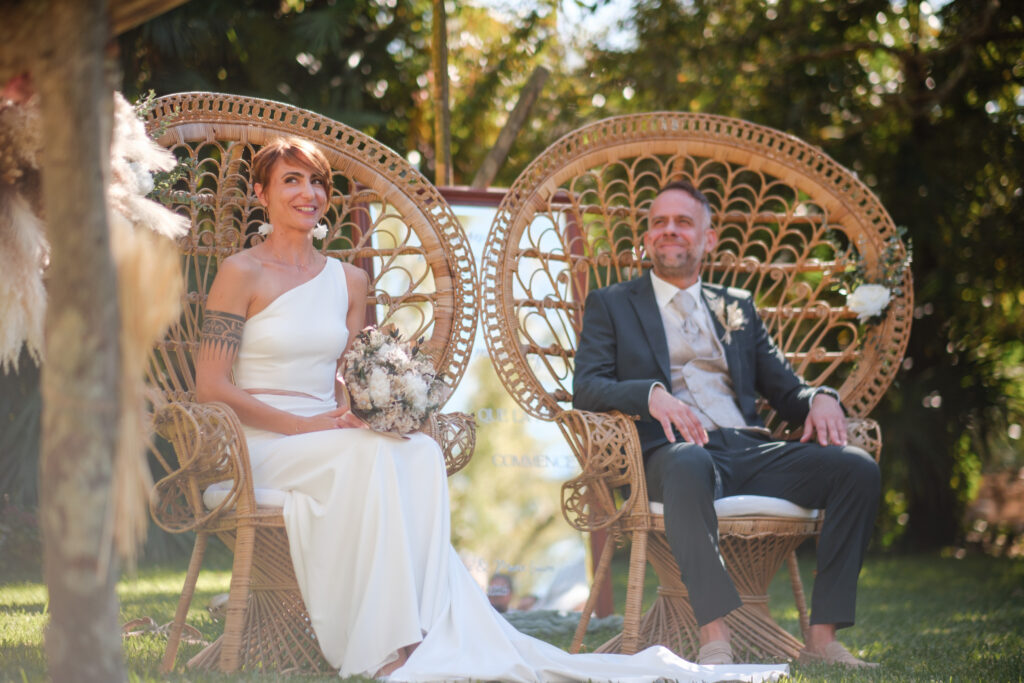 Orangerie du Château de Bordus Marie-Laure et Aymeric pendant leur cérémonie en plein air au Château de Bordus