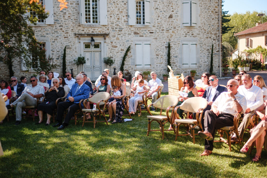 Orangerie du Château de Bordus Invités réunis devant la façade en pierre du Château de Bordus lors du mariage de Marie-Laure et Aymeric
