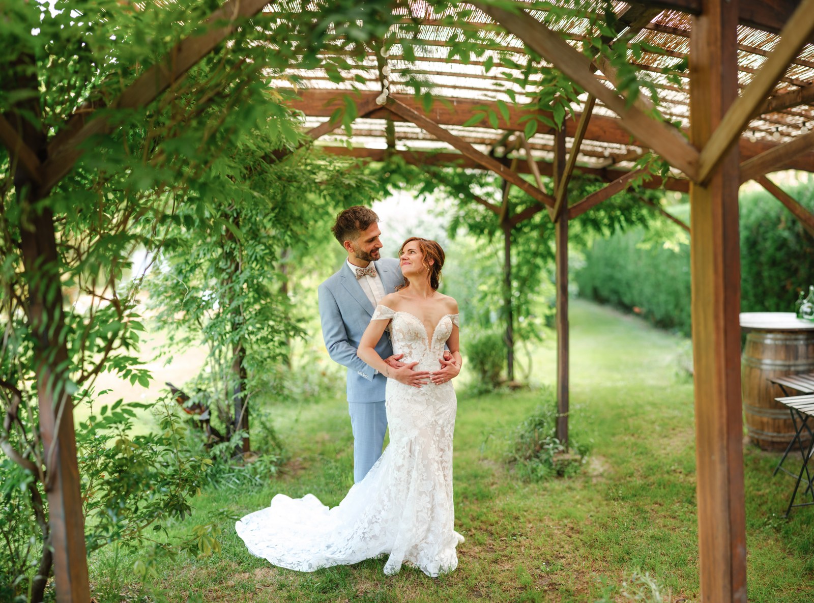 Reportages de mariage Pays Basque & Landes Anne Julie et Julien enlacés sous la pergola du Ranch Amadeus