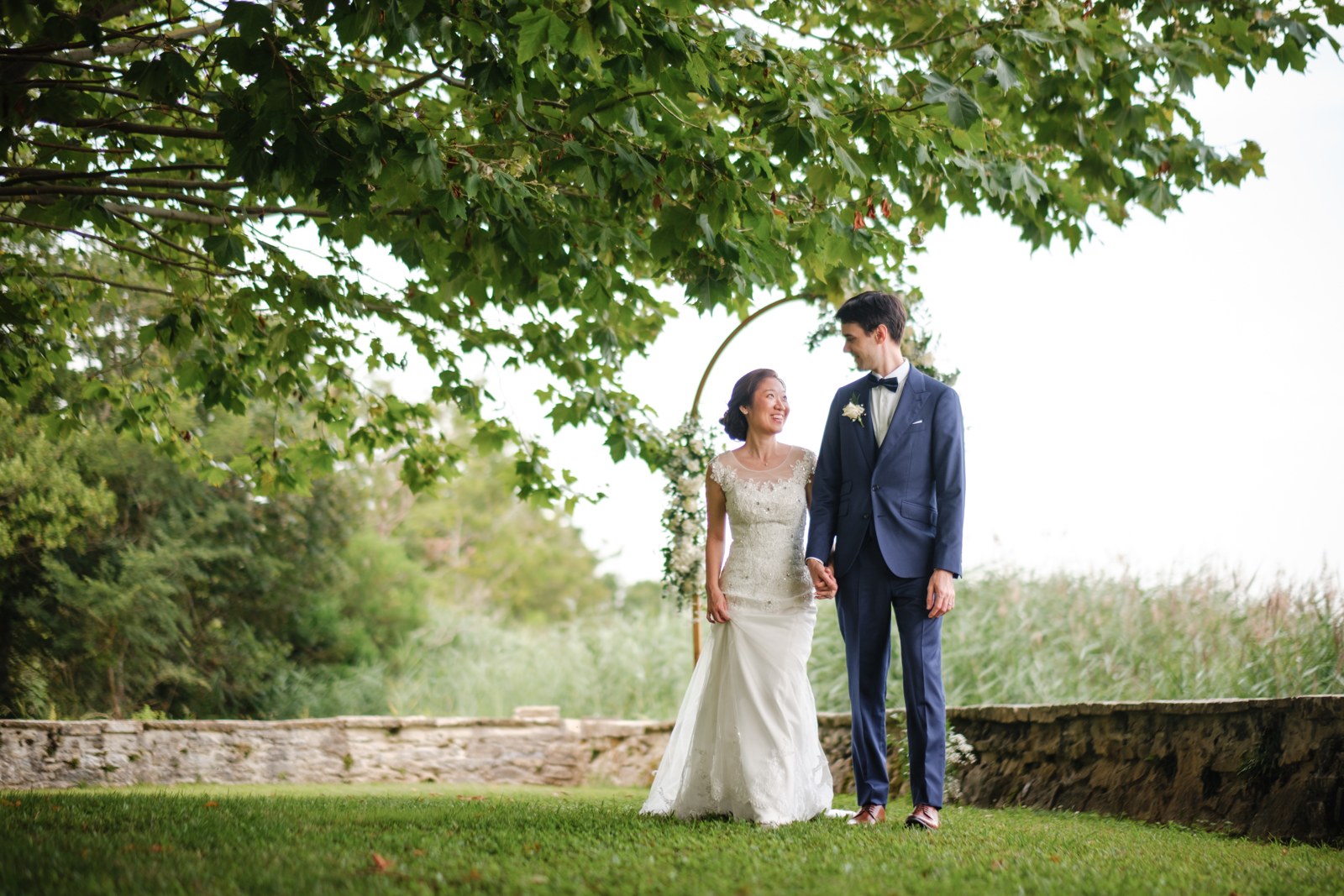 Reportages de mariage Pays Basque & Landes Bastien et Hyerim partagent un regard sous les arbres