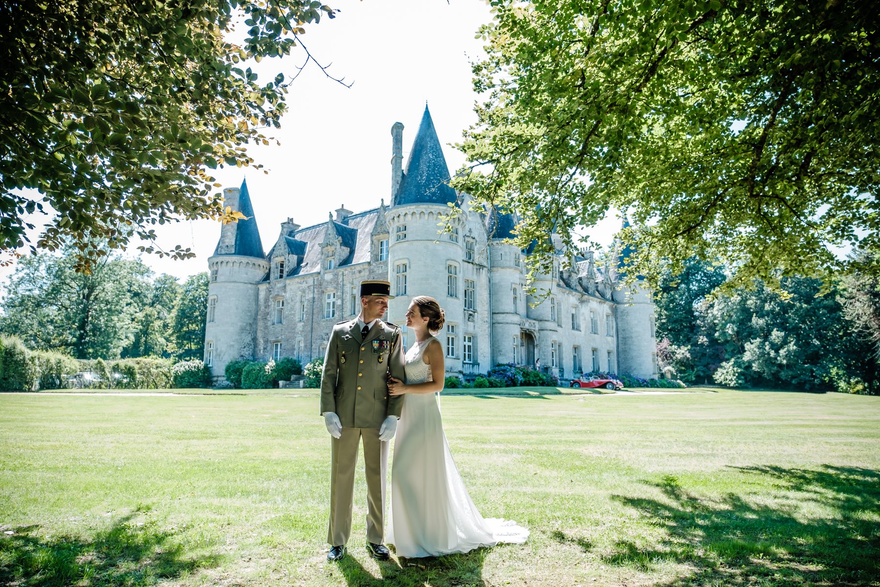 Reportages de mariage Pays Basque & Landes Camille et Loïc devant un château pendant leur séance photo de mariage