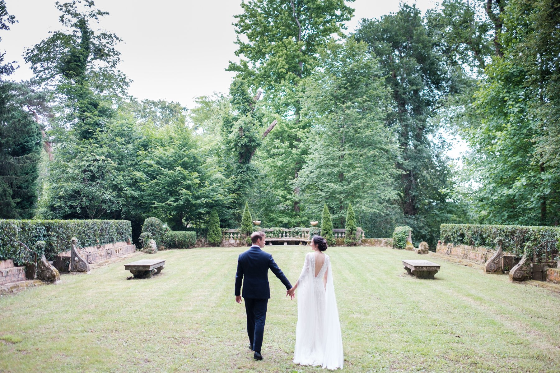 Reportages de mariage Pays Basque & Landes Clémence et Hugo marchant dans un parc pendant leur mariage