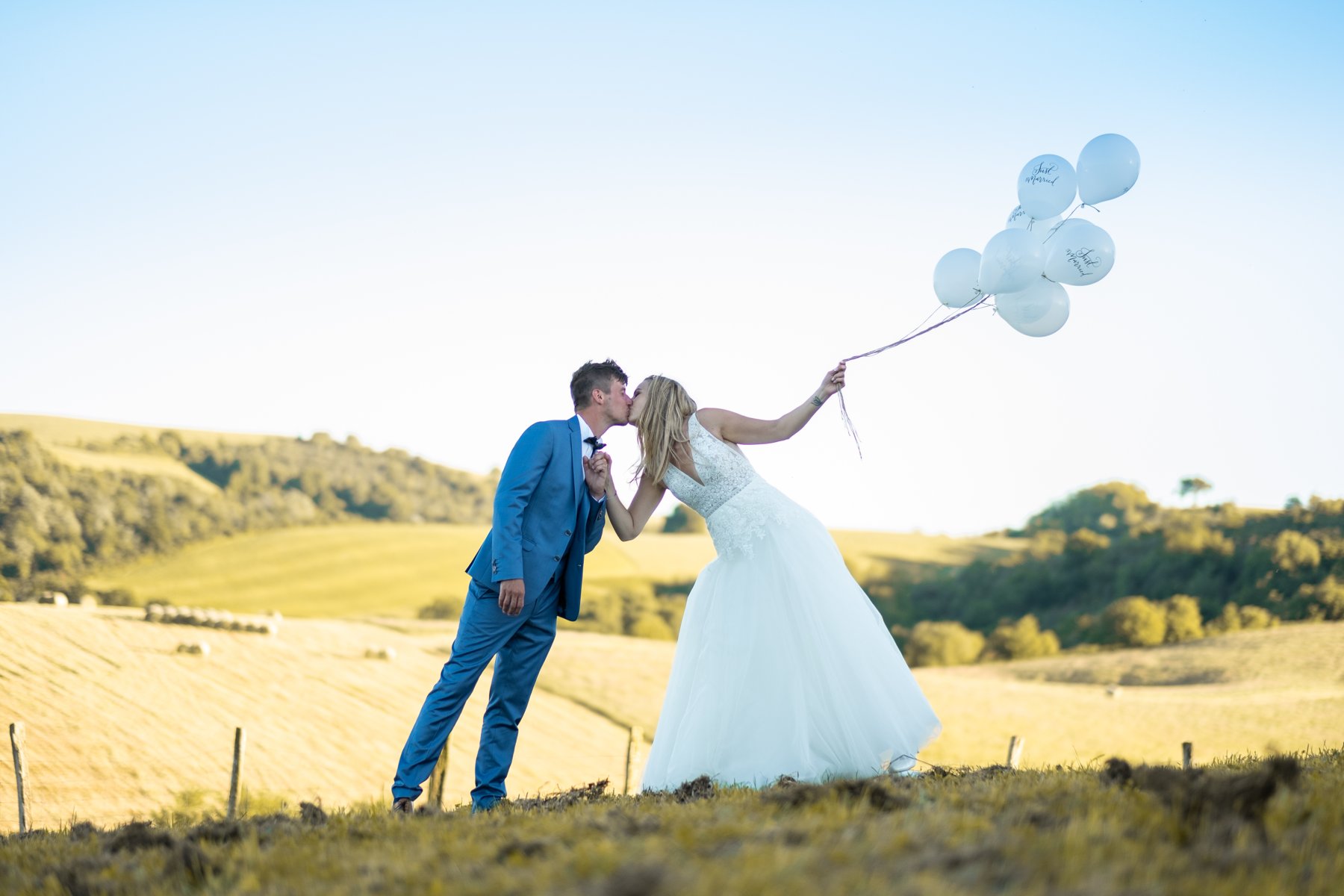 Reportages de mariage Pays Basque & Landes Julie et Sébastien dansant dans un paysage de dunes