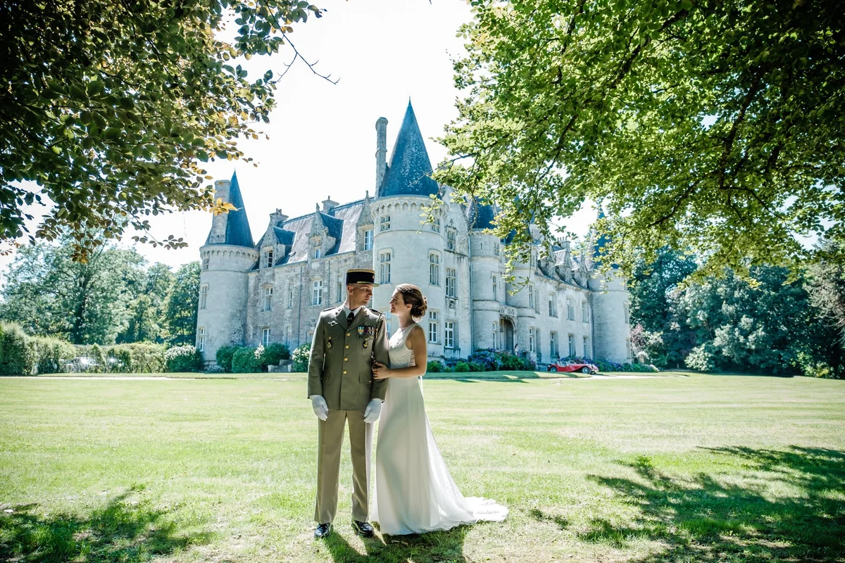 Camille et Loïc devant un château pendant leur séance photo de mariage