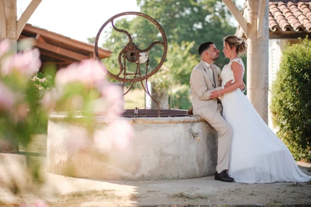 Photographe de mariage au Château de Monbet Chloé et Joshua près du puits au Château de Monbet