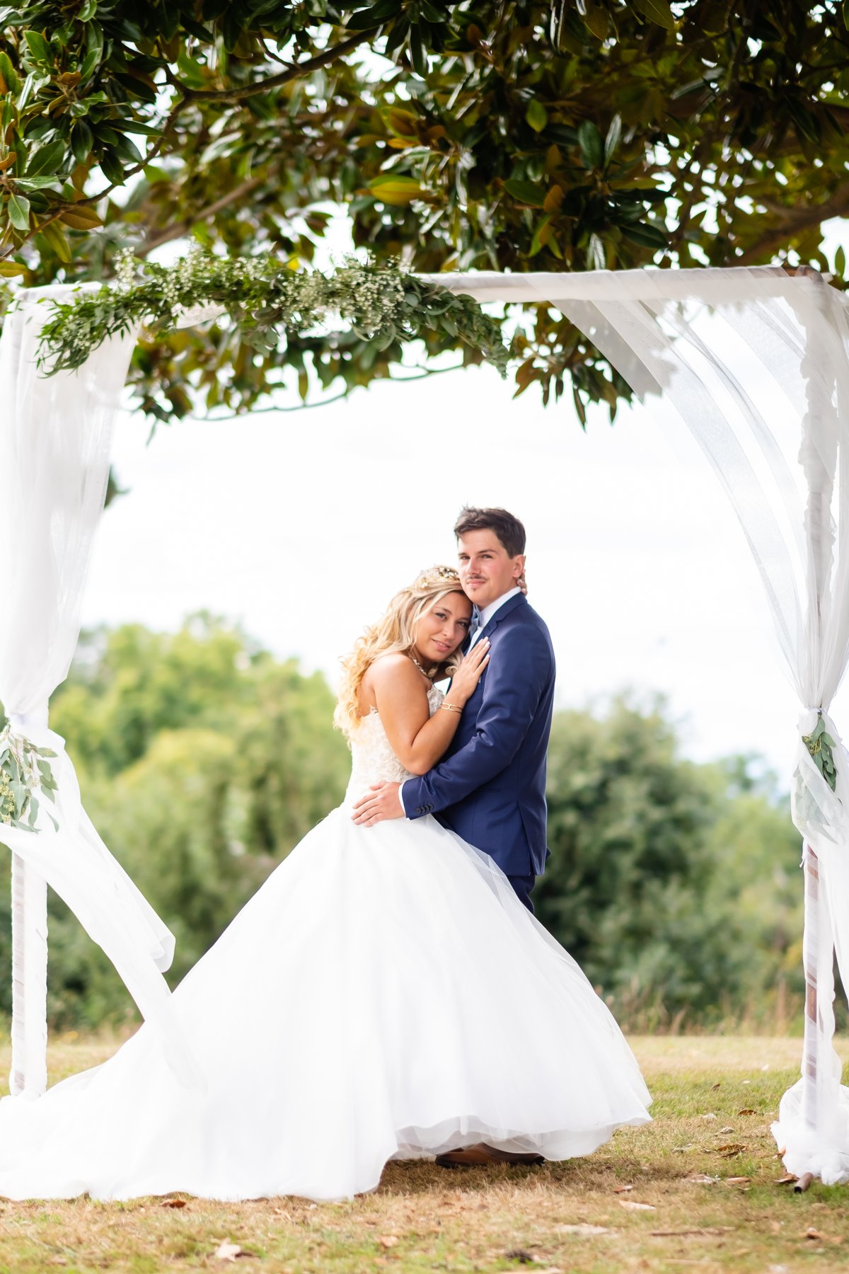 Reportages de mariage Pays Basque & Landes Lisa et Antoine s'embrassant sous les arbres le jour de leur mariage