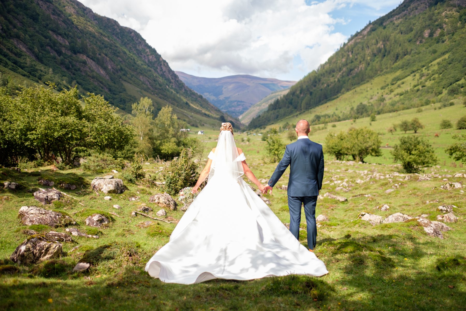 Reportages de mariage Pays Basque & Landes Mélanie et Alexandre dans un paysage montagneux le jour de leur mariage