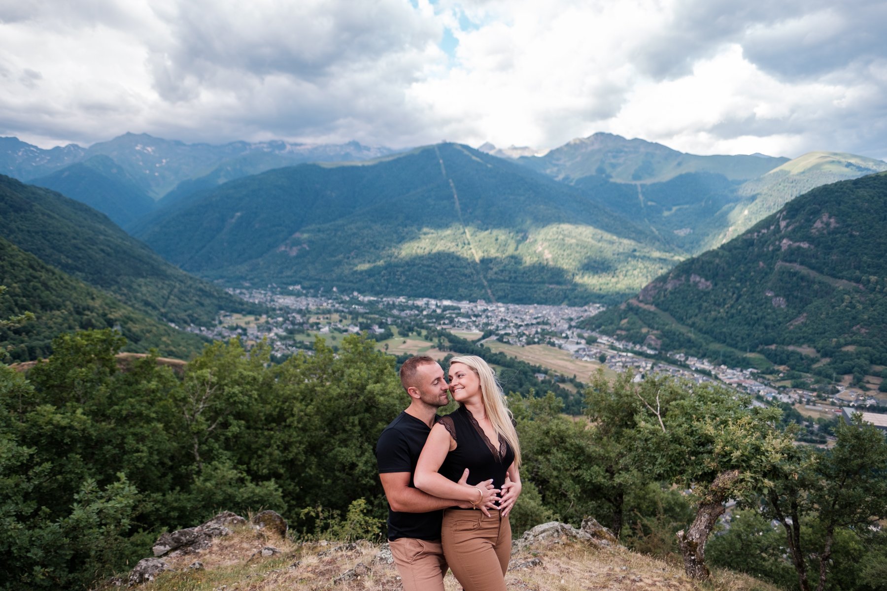 Reportages de mariage Pays Basque & Landes Mélissa et Alexandre lors d'une séance couple avec les montagnes en arrière-plan