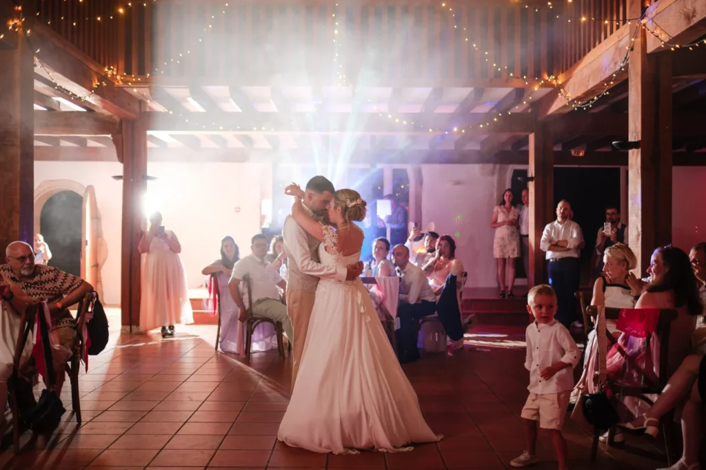 Photographe de mariage au Château de Monbet Chloé et Joshua dansent entourés de leurs invités