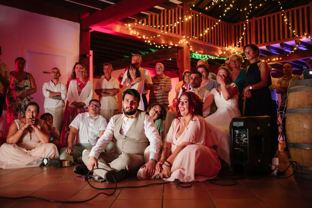 Photographe de mariage au Château de Monbet Les invités de Chloé et Joshua réunis dans la salle de réception