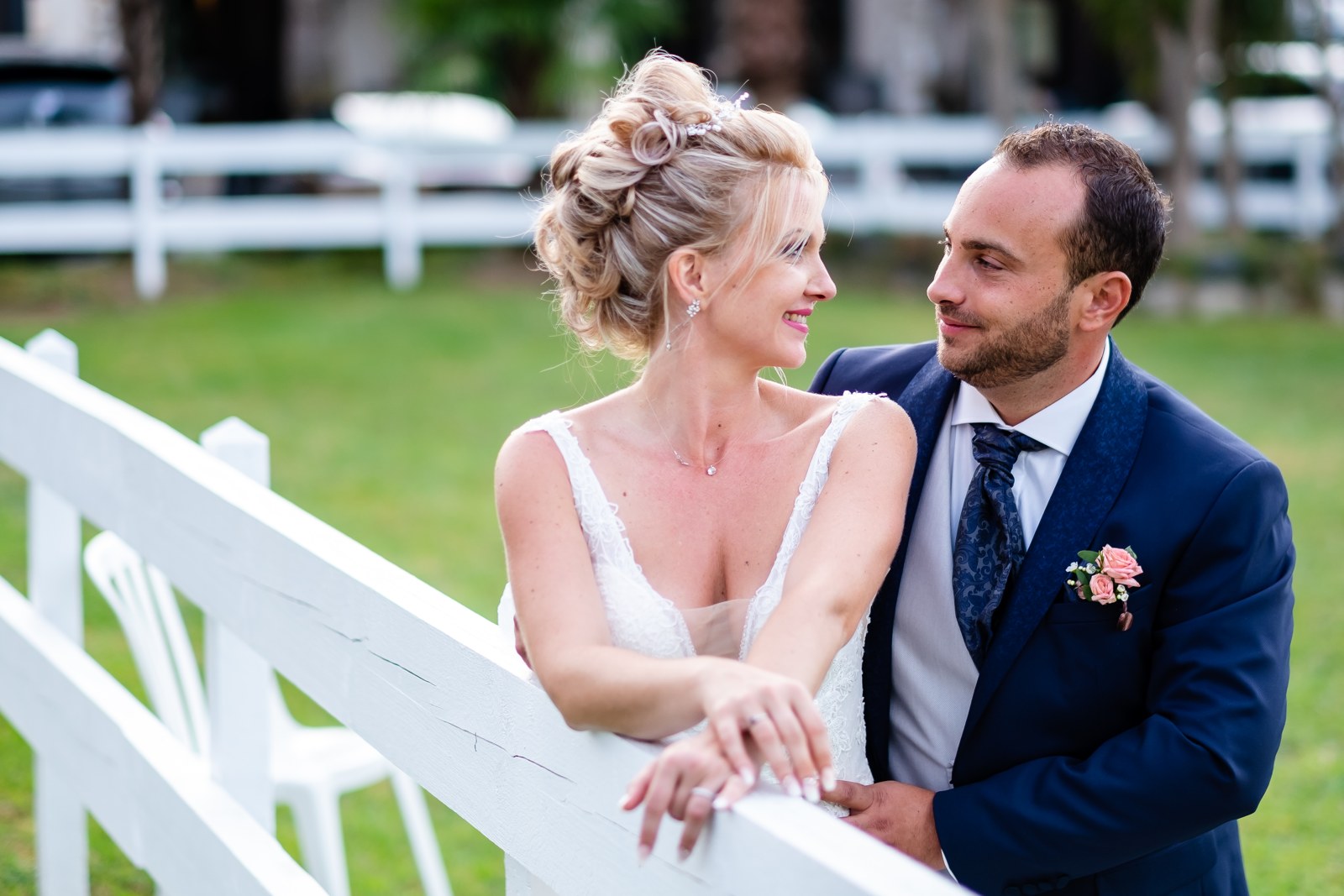 Reportages de mariage Pays Basque & Landes Tammy et Benjamin partagent un regard près d’une balustrade blanche